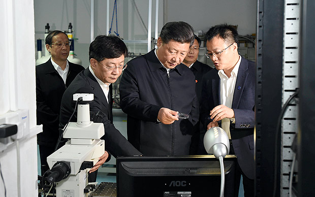 O presidente da China, Xi Jinping, durante visita a laboratrio de universidade em Heifei 