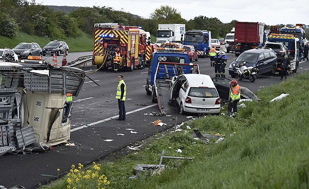 Equipes de resgate inspecionam resultado de coliso de veculos em estrada perto de Le Mureaux, na Frana 