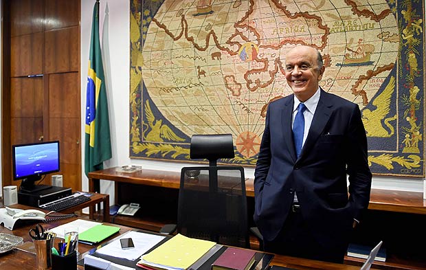 O ministro de Relações Exteriores, José Serra, em seu escritório no Itamaraty