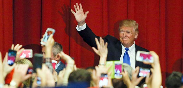 TOPSHOT - Republican presidential candidate Donald Trump waves to the crowd at a fundraising event in Lawrenceville, New Jersey on May 19, 2016. / AFP PHOTO / EDUARDO MUNOZ ALVAREZ ORG XMIT: EMZAFP623