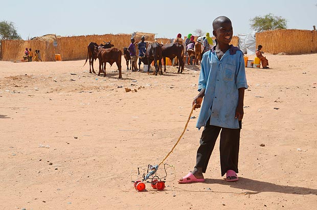 Criana brinca no campo de refugiados do Boko Haram em Assaga, prximo a Diffa, no Nger