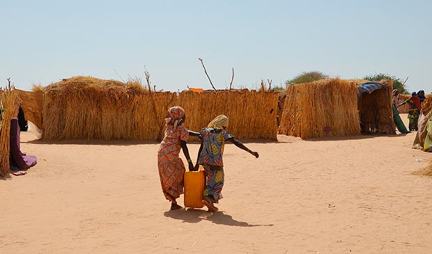Crianas transportam gua no campo de refugiados em Assaga, no Niger