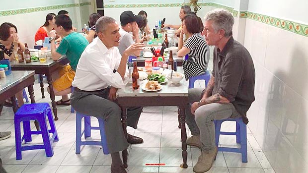 Obama, e Anthony Bourdain, crtico gastronmico da CNN, em restaurante de Hani, Vietn