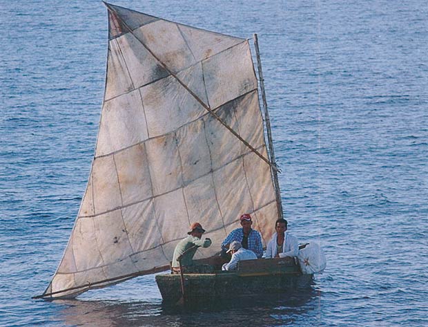Fotografia divulgada por Guarda Costeira dos EUA mostra embarcao cubana no no estreito da Flrida