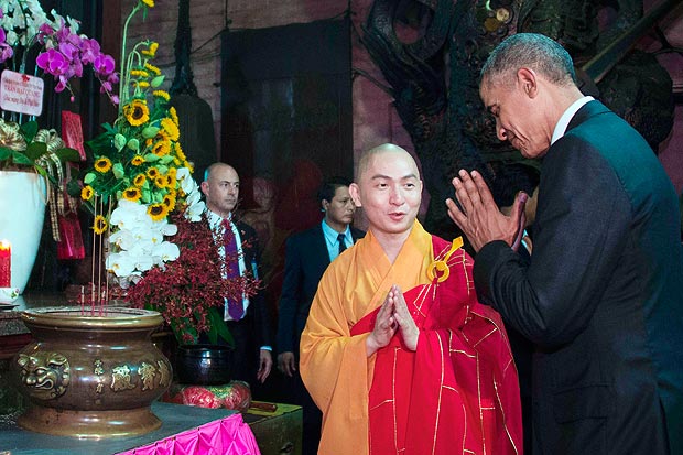 O presidente dos EUA, Barack Obama, conversa com monge ao visitar o Palcio do Imperador de Jade