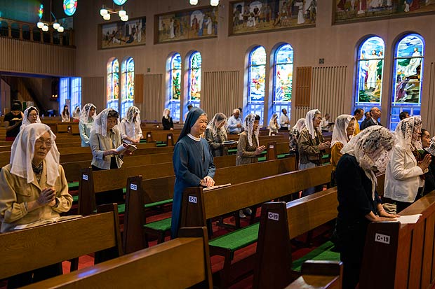 Missa matutina na catedral reconstruda de Urakami, que foi destruda no ataque nuclear a Nagasaki