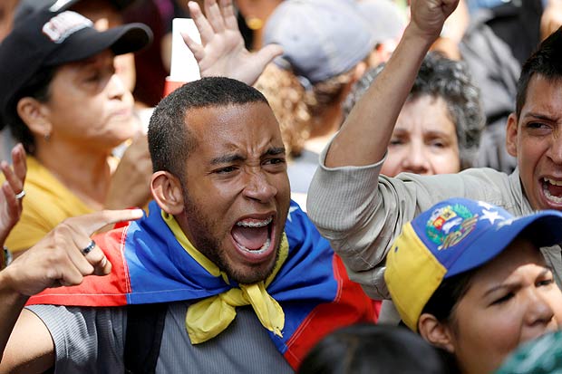 Opposition supporters shout as they take part in a rally to demand a referendum to remove President Nicolas Maduro in Caracas, Venezuela, May 25, 2016. REUTERS/Carlos Garcia Rawlins ORG XMIT: VEN02