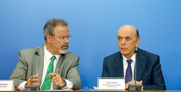 Os ministros Raul Jungmann (Defesa) e José Serra (MRE) durante coletiva de imprensa 