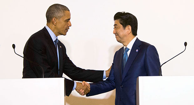 Presidente Barack Obama (à esquerda) e primeiro-ministro Shinzo Abe se cumprimentam, em Shima