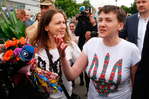A piloto militar ucraniana Nadiya Savchenko foi libertada na Rssia e recebida como herona em Kiev