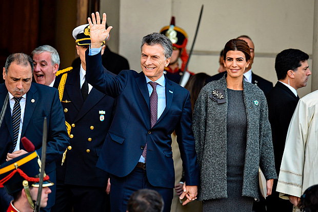 Presidente argentino, Mauricio Macri, acena perto de sua mulher, Juliana Awada, ao sair de catedral