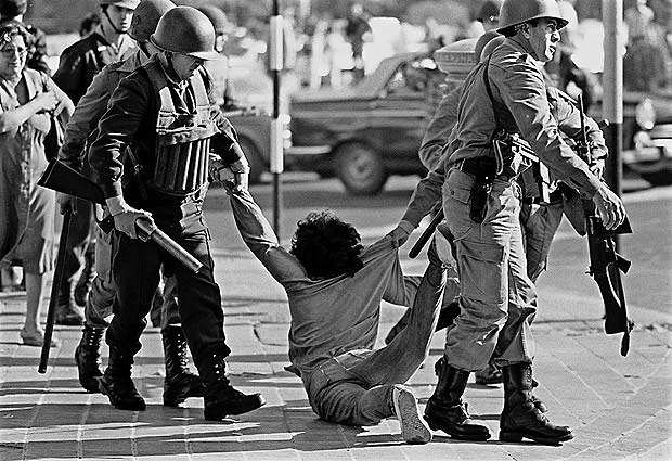 Foto de maro de 1982 mostra homem sendo detido durante protesto contra ditadura argentina em Buenos Aires 