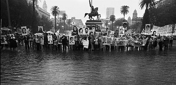Foto de 1982 mostra protesto das Mes da Praa de Maio, cujos filhos desapareceram, em Buenos Aires