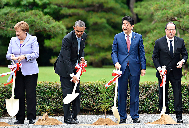 (L to R) German Chancellor Angela Merkel, US President Barack Obama, Japan's Prime Minister Shinzo Abe and French President Francois Hollande take part in a tree-planting ceremony on the grounds at Ise-Jingu Shrine in the city of Ise in Mie prefecture, on May 26, 2016 on the first day of the G7 leaders summit. World leaders kicked off two days of G7 talks in Japan on May 26 with the creaky global economy, terrorism, refugees, China's controversial maritime claims, and a possible Brexit headlining their packed agenda. / AFP PHOTO / STEPHANE DE SAKUTIN ORG XMIT: 641