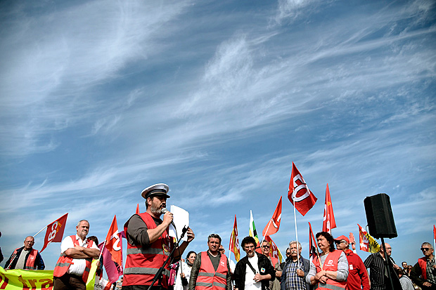 Workers and union members gather in Saint-Nazaire, western France, to demonstrate against the government's planned labour law reforms on May 26, 2016. France's Socialist government has bypassed parliament and rammed through a labour reform bill that has sparked two months of massive street protests. / AFP PHOTO / JEAN-SEBASTIEN EVRARD ORG XMIT: 121