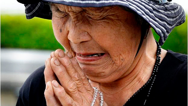 Kinuyo Ikegami, de 84 anos, chora em frente a monumento pelas vtimas do bombardeio atmico de 1945, no memorial da paz de Hiroshima 