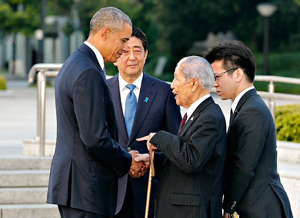 US Presdent Barack Obama (L) speaks with 91-year-old Sunao Tsuboi (2nd R), a survivor of the 1945 atomic bombing of Hiroshima, as Japanese Prime Minister Shinzo Abe (2nd L) listens during a visit to the Hiroshima Peace Memorial Park on May 27, 2016. Obama on May 27 paid moving tribute to victims of the world's first nuclear attack. / AFP PHOTO / POOL / KIMIMASA MAYAMA ORG XMIT: EPA13