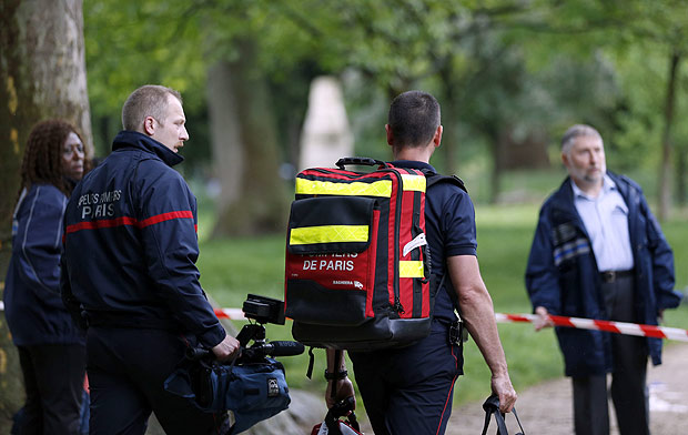 Equipes do corpo de bombeiros no parque Monceau, aps 11 pessoas serem atingidas por raio