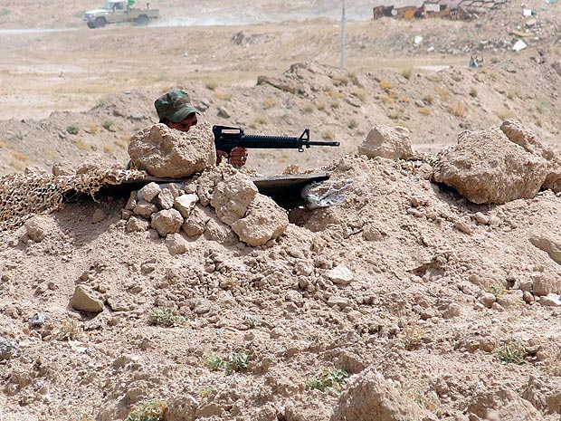 Combatente iraquiano se posiciona na linha de frente contra o Estado Islmico em Fallujah