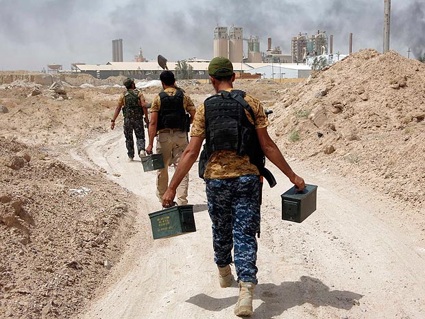 Combatente iraquianos na regio de Fallujah, palco de confronto contra o Estado Islmico