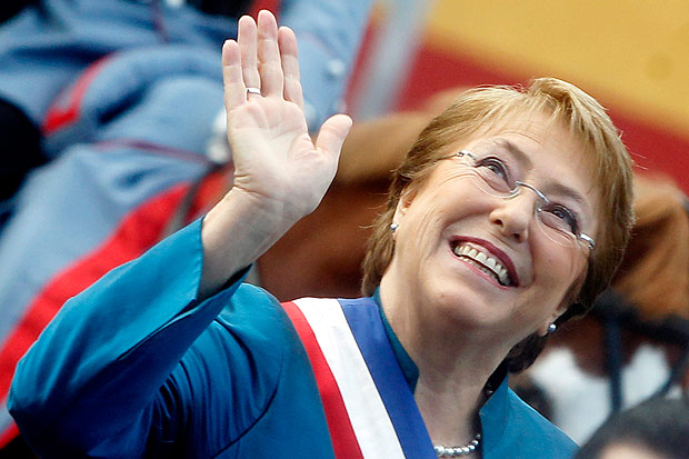 Presidente chilena, Michelle Bachelet, acena ao chegar ao Congresso em Valparaso