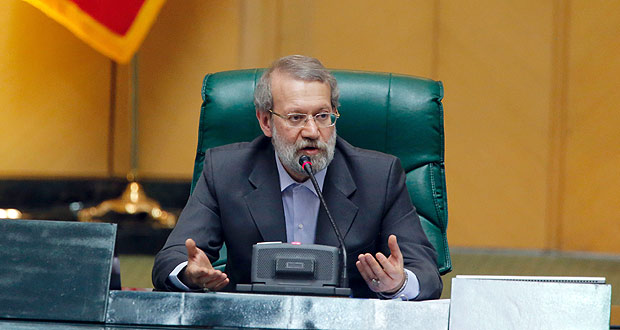 Ali Larijani, presidente reeleito do Parlamento iraniano, discursa aps resultado em Teer