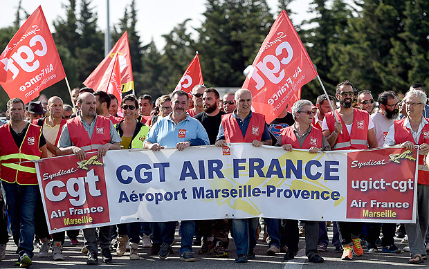 Militantes do sindicato CGT se manifestam perto do aeroporto de Marselha, na sexta-feira (27)