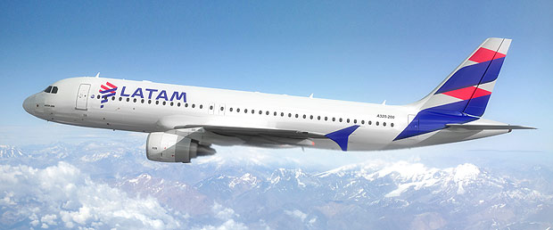 Avião da Latam, empresa que anunciou nesta segunda (30) a suspensão de seus voos para a Venezuela