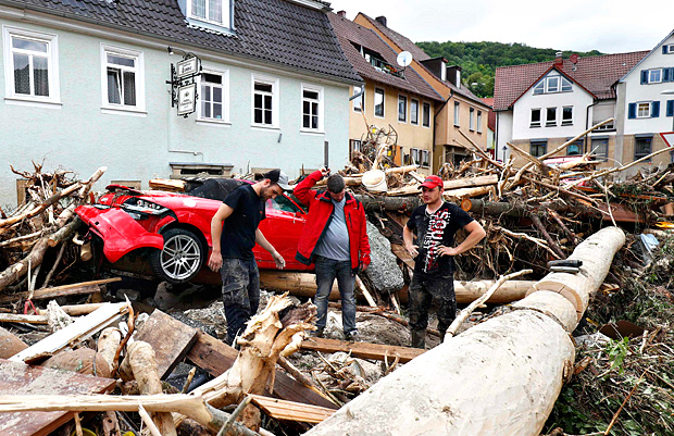Populao de cidade alem avalia os danos causados pela forte enchente que atingiu o pas