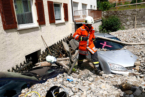 Equipes de resgate avaliam destruio deixada pelas enchentes em Braunsbach, na Alemanha
