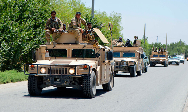 Policiais afegos fazem ronda na provncia de Kunduz, onde nibus foram alvos de ataques