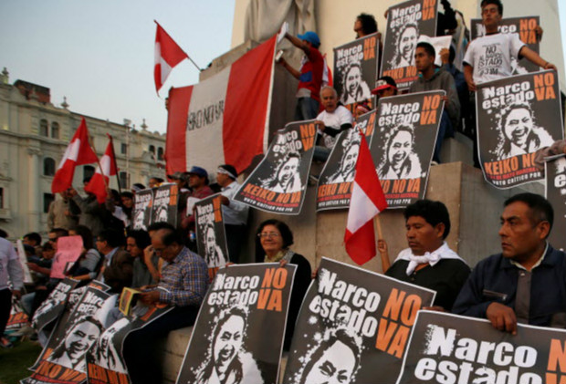 Manifestantes carregam cartazes criticando a candidata Keiko Fujimori em protesto em Lima, no Peru