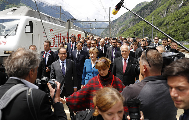 Os presidente da Frana, Francois Hollande, e da Sua, Johann Schneider-Ammann, e a chanceler alem, Angela Merkel durante a inaugurao do tnel de Base de So Gotardo