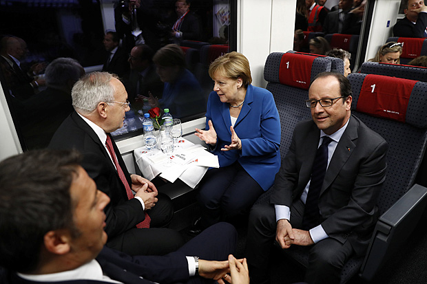 (L-R) Italy's Prime Minister Matteo Renzi, Switzerland's President Johann Schneider-Ammann, Germany's Chancellor Angela Merkel and France's President Francois Hollande speak to one another while travelling through the Gotthard Rail Tunnel, the longest tunnel in the world, on its opening day, in Pollegio, Switzerland, June 1, 2016. REUTERS/Peter Klauzner/Pool ORG XMIT: PK386 GTTJ