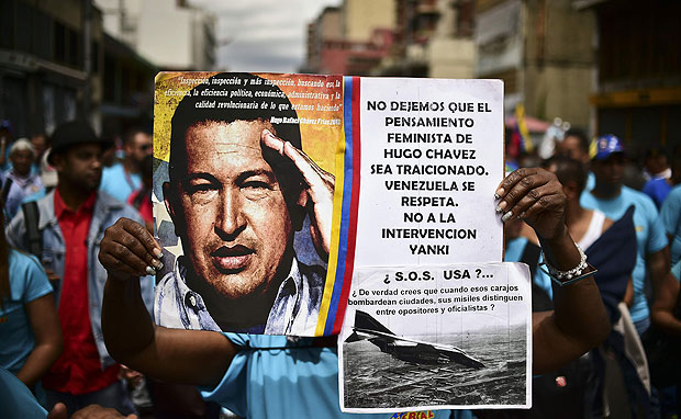 Partidrios do presidente Nicols Maduro participam de protesto contra a OEA em Caracas 