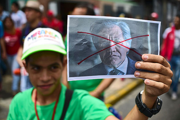 Apoiadores do presidente Nicols Maduro levam foto de Luis Almagro rasurada a protesto em Caracas