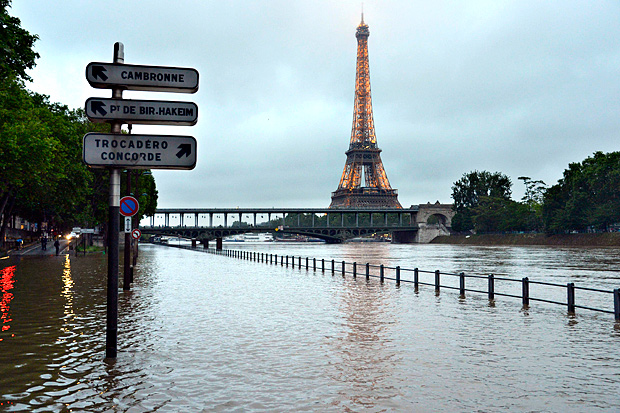 A photo taken on June 1, 2016 shows a flooder area near the Seine river and the Eiffel Tower in Paris. Four bodies were found floating in homes in France and Germany on June 1, 2016 in flash floods that left water lapping at the doors of one of the Loire Valley's most famous chateaux. Heavy rains lashing parts of France, Germany and Austria cut roads, stranded people on rooftops and forced schools to close their doors, and French weather forecasters warned of more to come on June 2. / AFP PHOTO / BERTRAND GUAY ORG XMIT: 2730