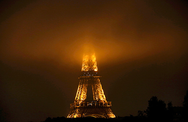 Fog covers the top of the Eiffel Tower as poor weather continues in Paris, France, June 2, 2016. REUTERS/Jacky Naegelen ORG XMIT: JNA02