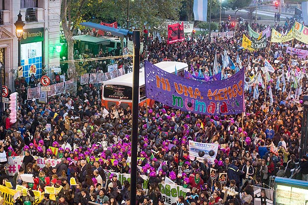 Milhares participam de marcha contra a violncia de gnero em Buenos Aires, Argentina