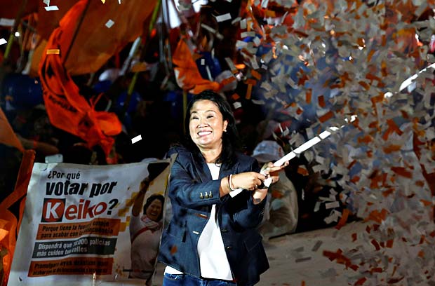 A candidata presidencial Keiko Fujimori agita bandeira de campanha durante comcio em Lima na quinta