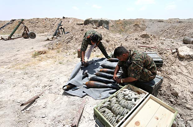 Fighters of the Syria Democratic Forces prepare mortar shells in northern province of Raqqa, Syria May 27, 2016. REUTERS/Rodi Said ORG XMIT: SYR12