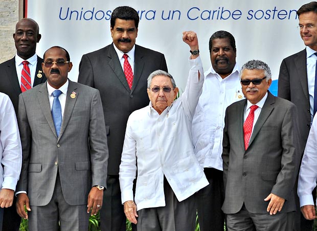 Raúl Castro (centro) levanta o braço durante foto oficial de cúpula de países caribenhos em Havana