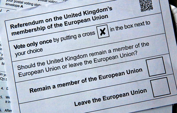 Cdula que ser usada pelos britnicos no referendo do prximo dia 23 mostra as opes de sair e ficar na UE
