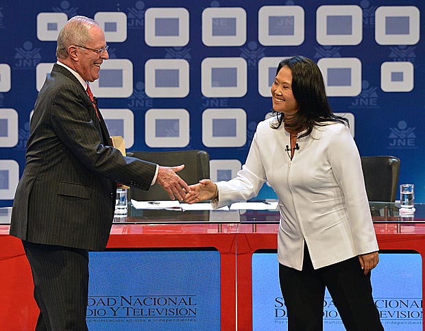 Candidatos Keiko Fujimori e Pedro Pablo Kuczynski se cumprimentam antes de debate em maio