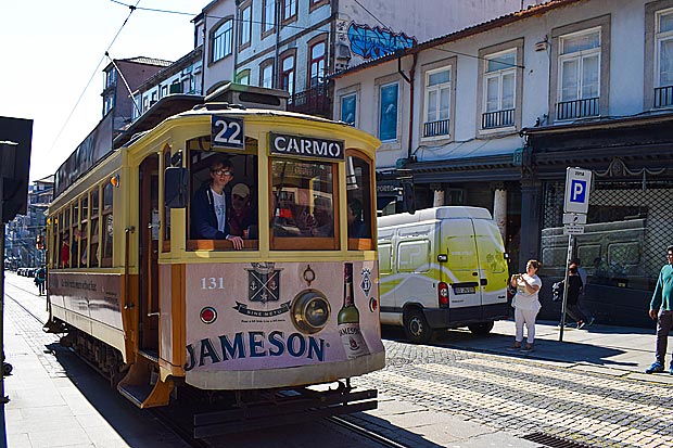 Bonde circula por regio que ser revitalizada na cidade do Porto em Portugal