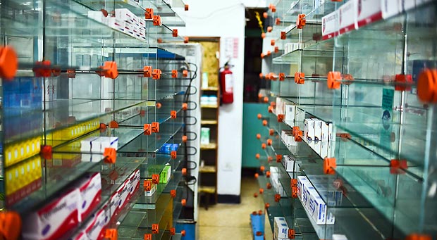 Prateleiras vazias em farmcia de Caracas; governo Temer oferece medicamentos  Venezuela