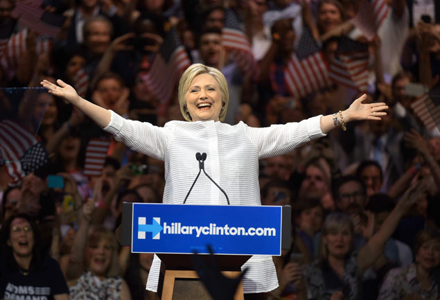A virtual candidata democrata Hillary Clinton agradece seus seguidores em discurso em Nova York