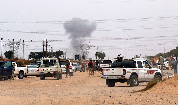 Foras do governo lbio apoiado pela ONU em confronto com extremistas do EI na regio de Sirte