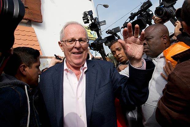 Presidential candidate Pedro Pablo Kuczynski waves as he leaves a restaurant in Lima, Peru, Tuesday, June 7, 2016. Kuczynski has a razor-thin lead over his rival Keiko Fujimori, the daughter of jailed former strongman Alberto Fujimori, as Peruvians await results still trickling in from remote parts of the Andean nation. (AP Photo/Silvia Izquierdo) ORG XMIT: XSI101