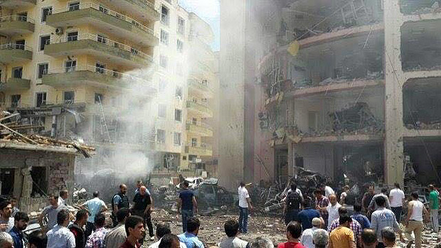 Delegacia na cidade de Midyat, no sudeste da Turquia, ficou destruda aps ataque nesta quarta (8)